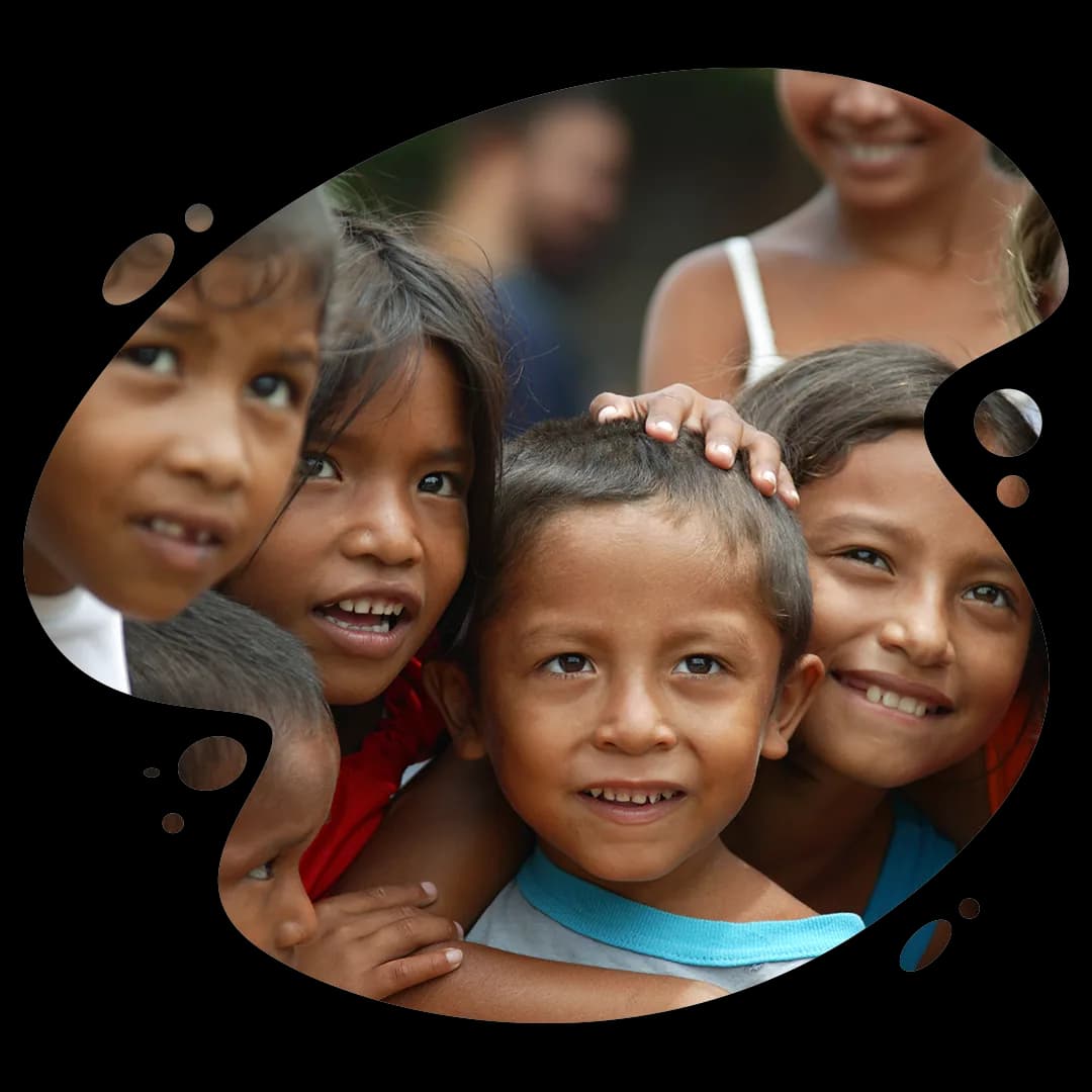 Niños centroamericanos sonriendo